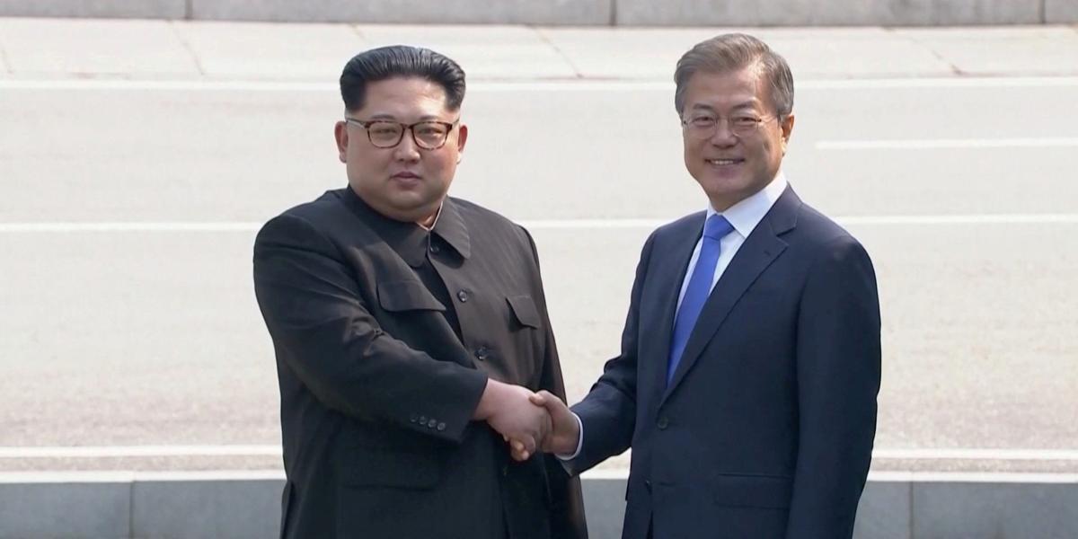 El apretón de manos de Moon Jae-in, presidente de Corea del Sur, y Kim Jong-un, de Corea del Norte, marca el momento de deshielo entre los dos países.