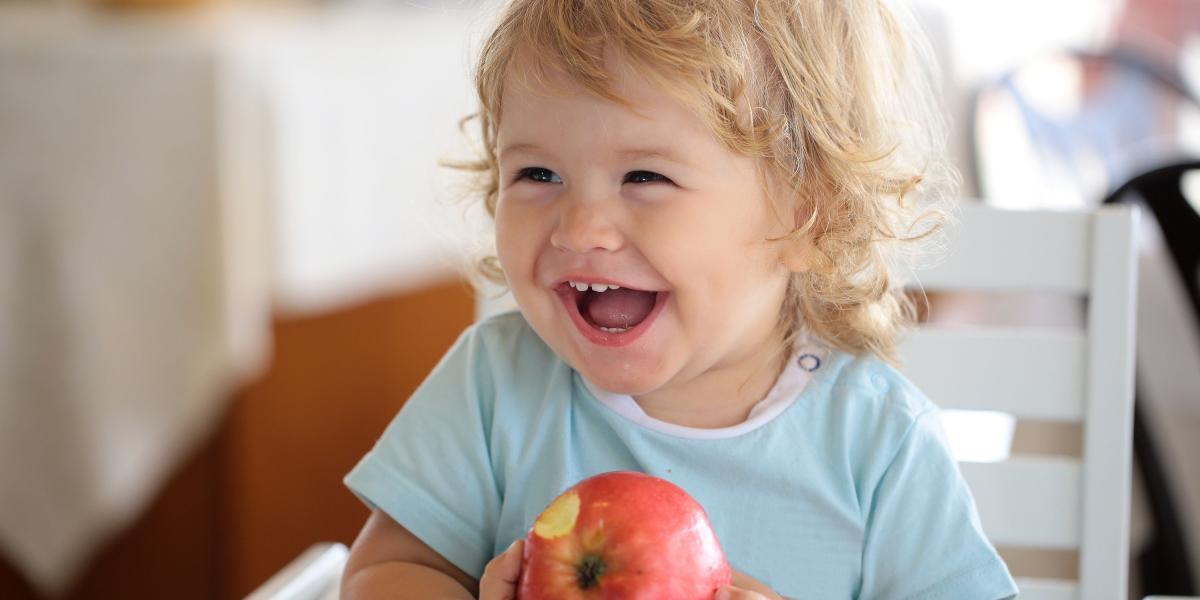 Los expertos recomiendan que es mejor darle a los niños la fruta entera y no en jugo, para evitar perdida de nutrientes minerales.