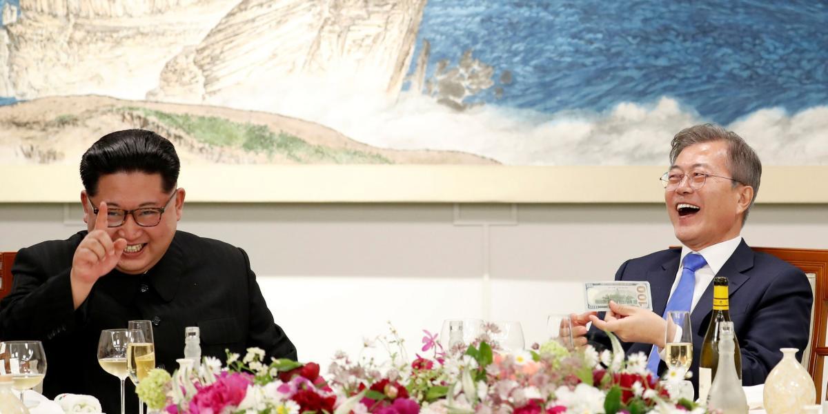 Kim Jong-un, líder de Corea del Norte, y Moon Jae-in (d), presidente de Corea del Sur, totalmente relajados.