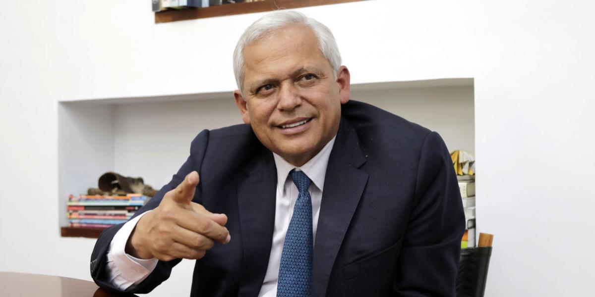 Andrade es director del Partido Conservador desde 2016. Ha sido un aliado clave del presidente Santos.