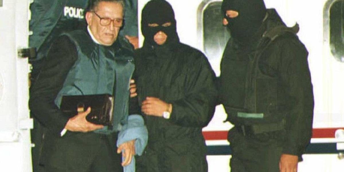 A los 64 años, García Meza fue extraditado desde Brasil. En esta foto se le ve llegar a Bolivia en marzo de 1995.