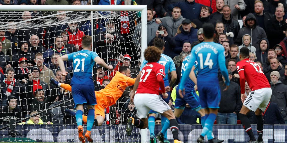 David Ospina no pudo atajar la última pelota del partido, Fellaini marcó al minuto 91 para la victoria del Manchester 2-1 al Arsenal.