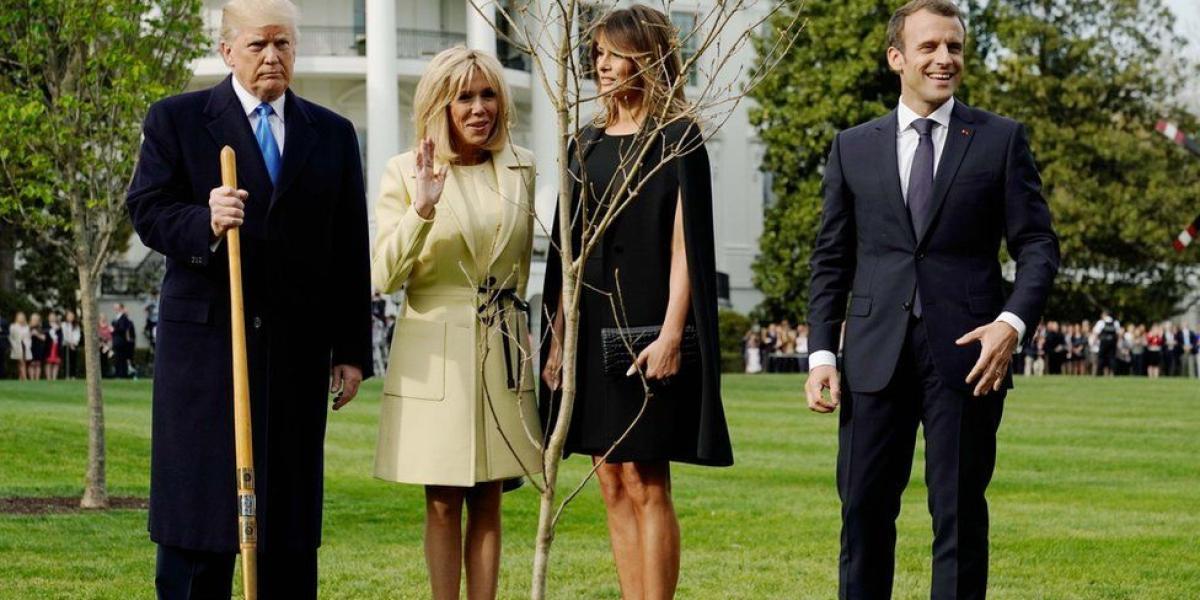 Los dos presidentes ayudaron a plantar el árbol en los jardines de la Casa Blanca esta pasada semana.