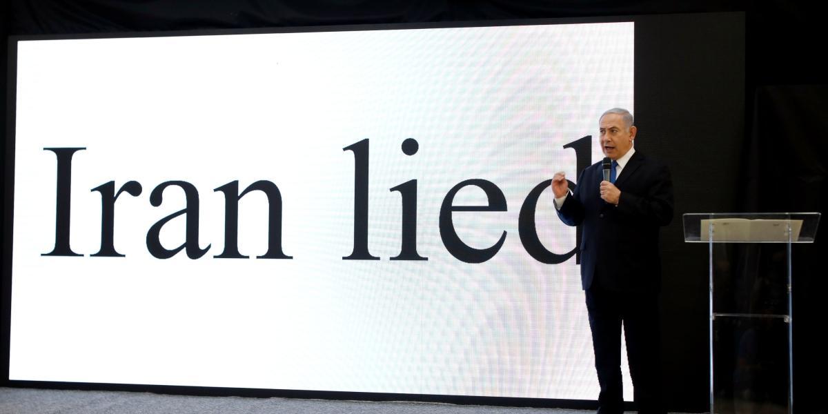 El primer ministro israelí, Benjamin Netanyahu, presenta una diapositiva que dice 'Irán mintió', mientras exhibe los documentos que, según afirma, prueban que Irán está desarrollando armas nucleares.