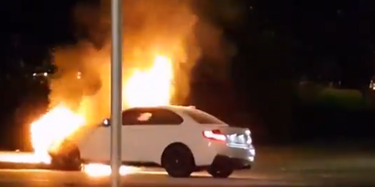 Choque e incendio de automóvil de lujo en Cali.