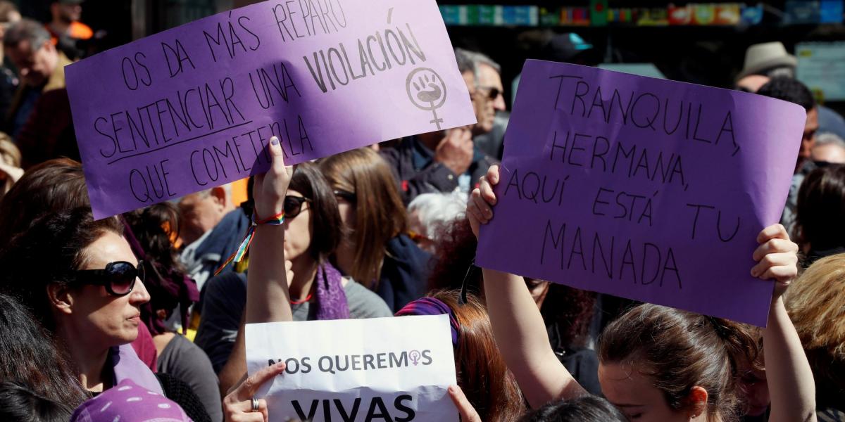 Concentración feminista contra el fallo judicial de La Manada en la Puerta del Sol, coincidiendo con el acto conmemorativo de la Fiesta del 2 de Mayo, celebrado en la Real Casa de Correos de Madrid.