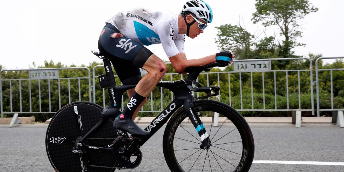 Chris Froome sufrió una caída en el reconocimiento de la etapa previa a arrancar el Giro de Italia en Jerusalem.