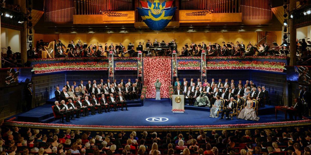 Foto de archivo de los galardonados de los premios Nobel de Literatura 2016 durante la ceremonia de entrega de galardones en la Sala de Conciertos de Estocolmo (Suecia) el 10 de diciembre de 2016.