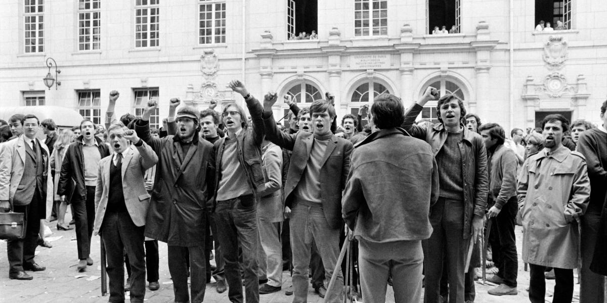 Estudiantes protestan frente a la Universidad de Sorbona, en París, durante los eventos de Mayo del 68.