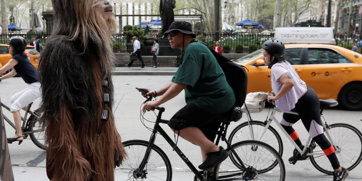 Una persona vestida de Chewbacca camina por las calles de Manhattan, Nueva York durante la celebración del día de Star Wars
