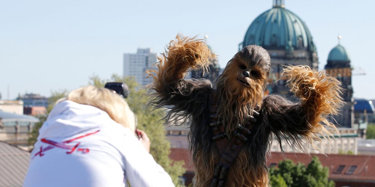 Una persona disfrazada de Chewbacca en Berlín, Alemania durante el día de Star Wars