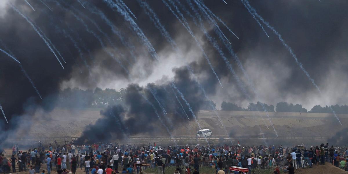 Latas de gas lacrimógeno enviadas por el Ejército israelí caen sobre los manifestantes durante la sexta jornada de protestas en Gaza.