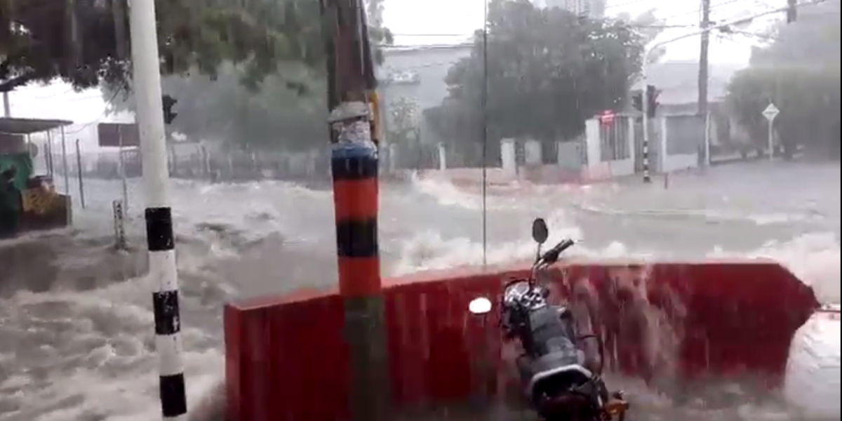 Por las redes sociales se hizo viral la inundación y la gran cantidad de carros arrastrados en el sector de la carrera 43 con calle 50, centro de la ciudad de Barranquilla.