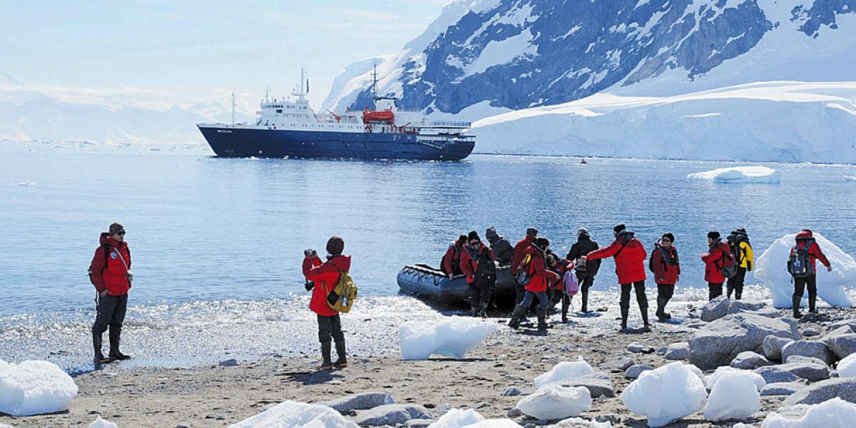 El número de turistas que se bajan del barco y ponen pie en el Polo Sur pasaron de 4.150 en 1991 a 39.378 en la última temporada.