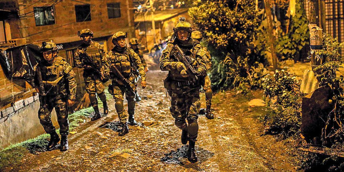 Al menos 100 militares patrullan las calles de la comuna 13 de Medellín, para controlar la avanzada violenta de la mafia.