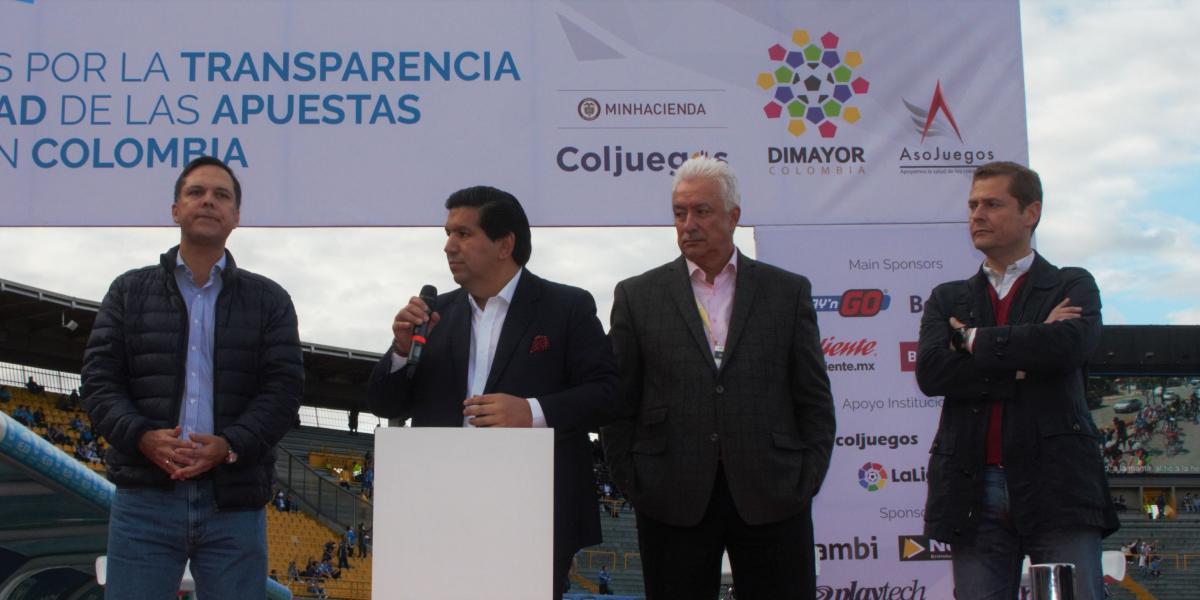 De izquierda a derecha: Juan B. Pérez, presidente de Coljuegos; Juan Andrés Carreño, presidente Asojuegos; Jorge Perdomo, presidente de la Dimayor, y Alfredo Lorenzo, director de Seguridad e Integridad de la Federación Española de Fútbol.