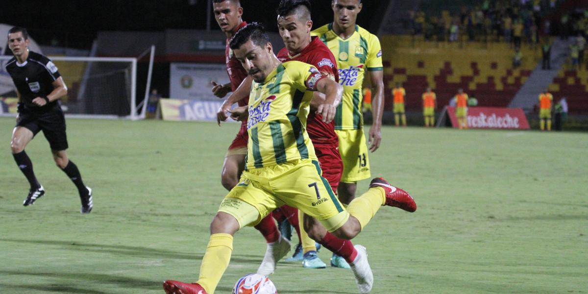 Acción de juego del partido entre Bucaramanga y Rionegro.