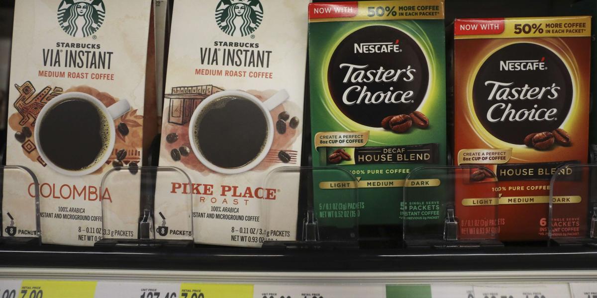 Los productos de café Starbucks y Nestlé están en el estante de una tienda Target en Manhattan, en la ciudad de Nueva York.