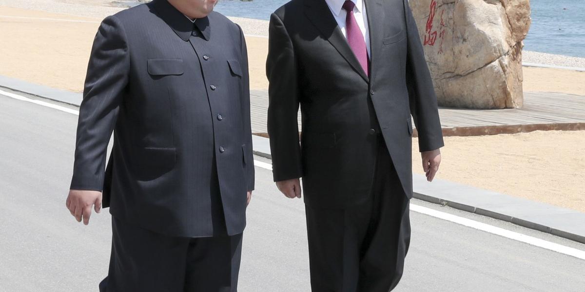 Kim Jong-un (i.), líder de Corea del Norte y Xi Jinping, presidente de China, durante un sorpresivo encuentro en China.