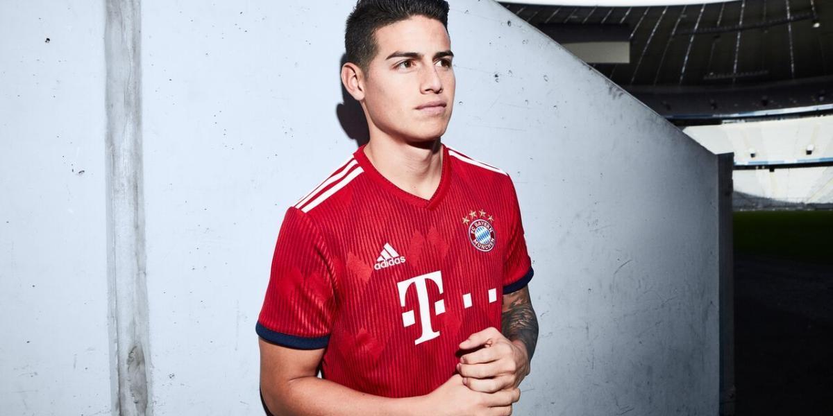 James con la nueva camiseta del Bayern Múnich.