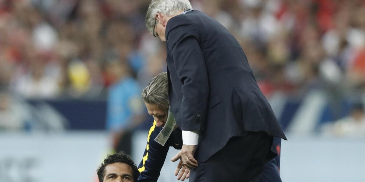 Alves, en el momento en el que se da cuenta que debe dejar el partido de la final de la Copa de Francia.