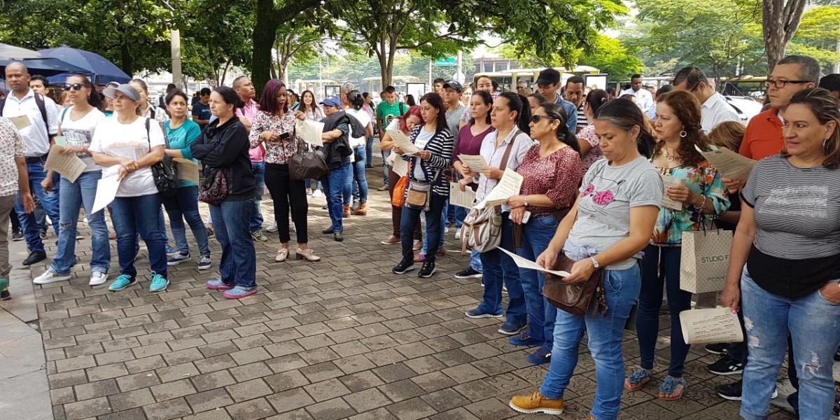 En La Alpujarra, en Medellín, los docentes se reúnen para protestar por el supuesto incumplimiento del Gobierno.