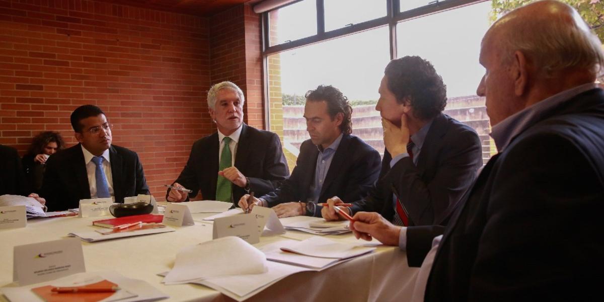 De izquierda a derecha, los alcaldes de Valledupar, Augusto Daniel Ramírez; de Bogotá, Enrique Peñalosa, y de Medellín, Federico Gutiérrez; el director ejecutivo de Asocapitales, Fernando Guzmán, y el alcalde Cali, Maurice Armitage.
