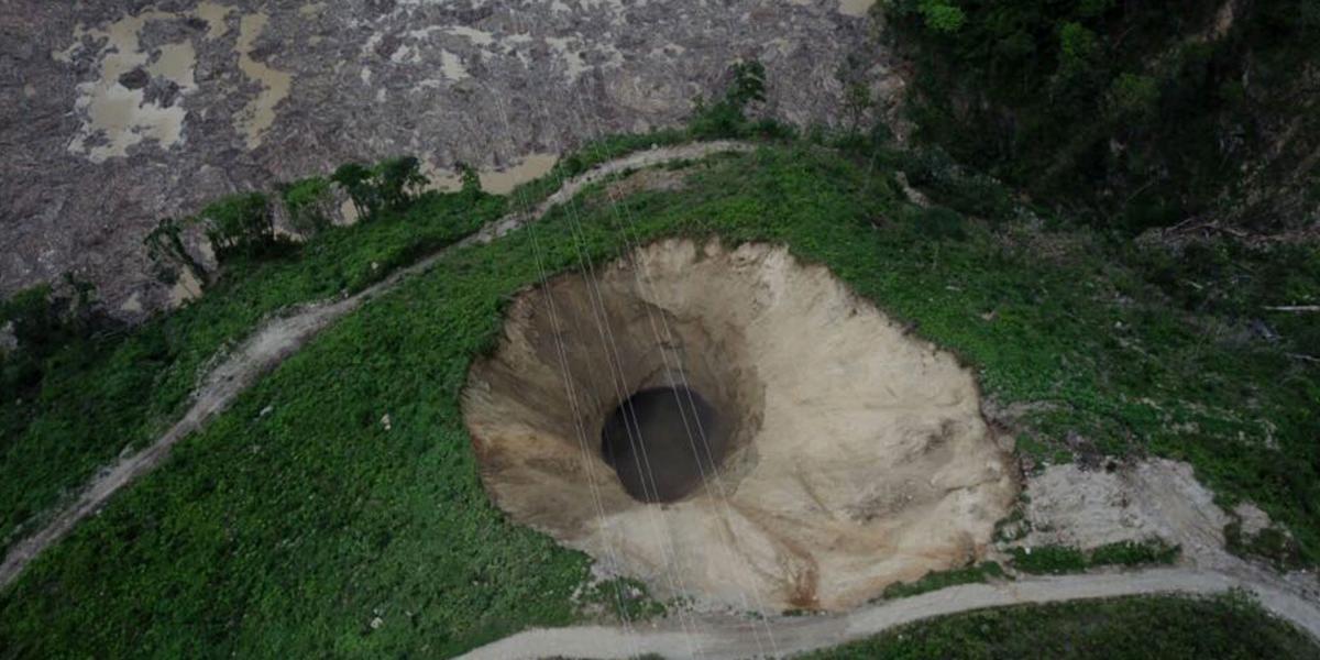 Las causas del evento geológico que generó el desmoronamiento de la montaña que tapo el túnel de desviacion del río Cauca, aún no se han determinado plenamente.