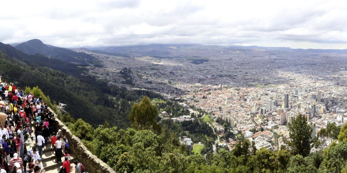 El cerro de Monserrate es uno de los miradores más conocidos de Bogotá. Este lugar es ideal para disfrutar de la naturaleza y realizar deporte. Se puede ascender al cerro por el sendero peatonal, por teleférico o por funicular.