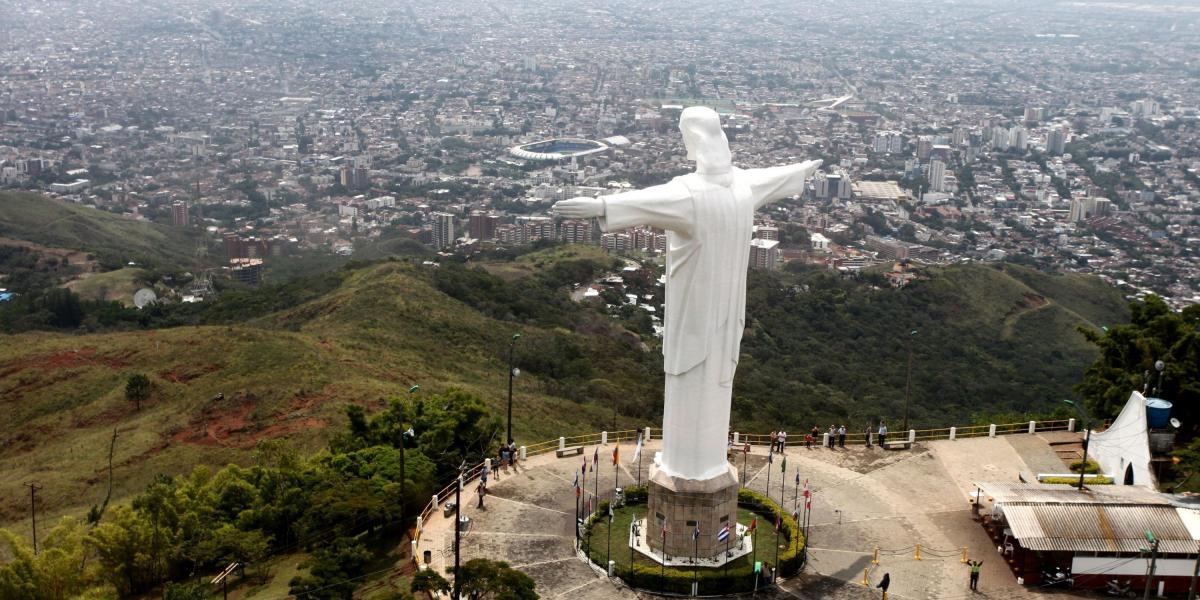 En el Cerro de los Cristales, al occidente de Cali, queda el monumento a Cristo Rey, una estatua de 26 metros de altura y pesa 464 toneladas. Desde allí se puede ver casi toda la ciudad.