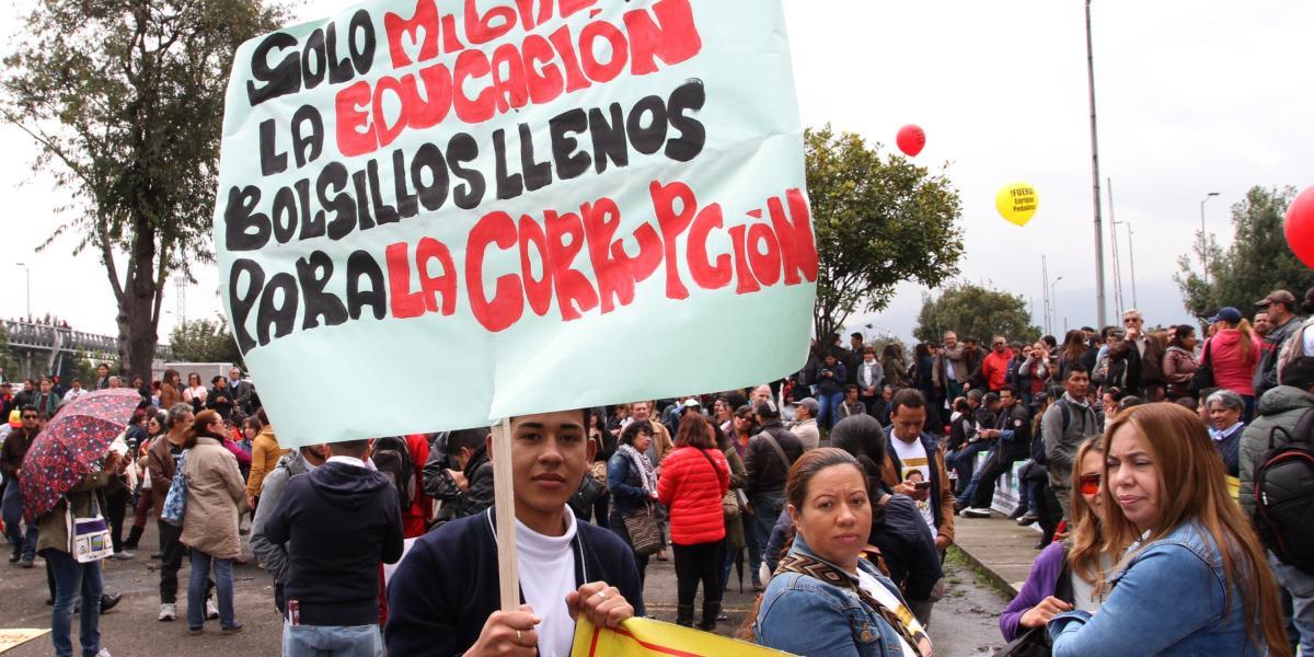Ayer, los maestros se concentraron frente a la Secretaría de Educación de Bogotá.
