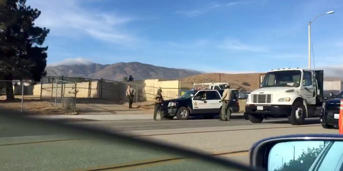 Las autoridades responden al tiroteo en la escuela secundaria Highland, en el norte de Los Ángeles, Estados Unidos.