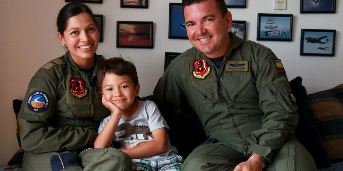 La mayor Ana López, su hijo Santiago y su esposo Jorge Jaramillo, quienes la apoyan siempre como piloto y reciben su amor de madre y esposa.