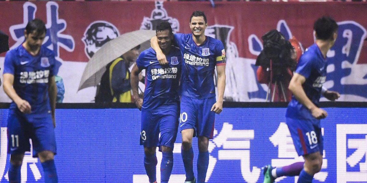 Fredy Guarín celebra el gol del Shanghai Shenhua,en compañía de Giovani Moreno.