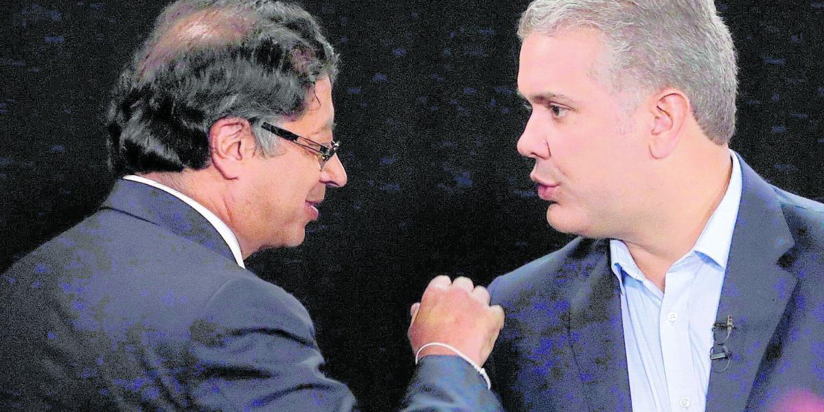 Los candidatos a la presidencia en 2018 Iván Duque (der.) y Gustavo Petro en medio de un debate en Canal Capital.