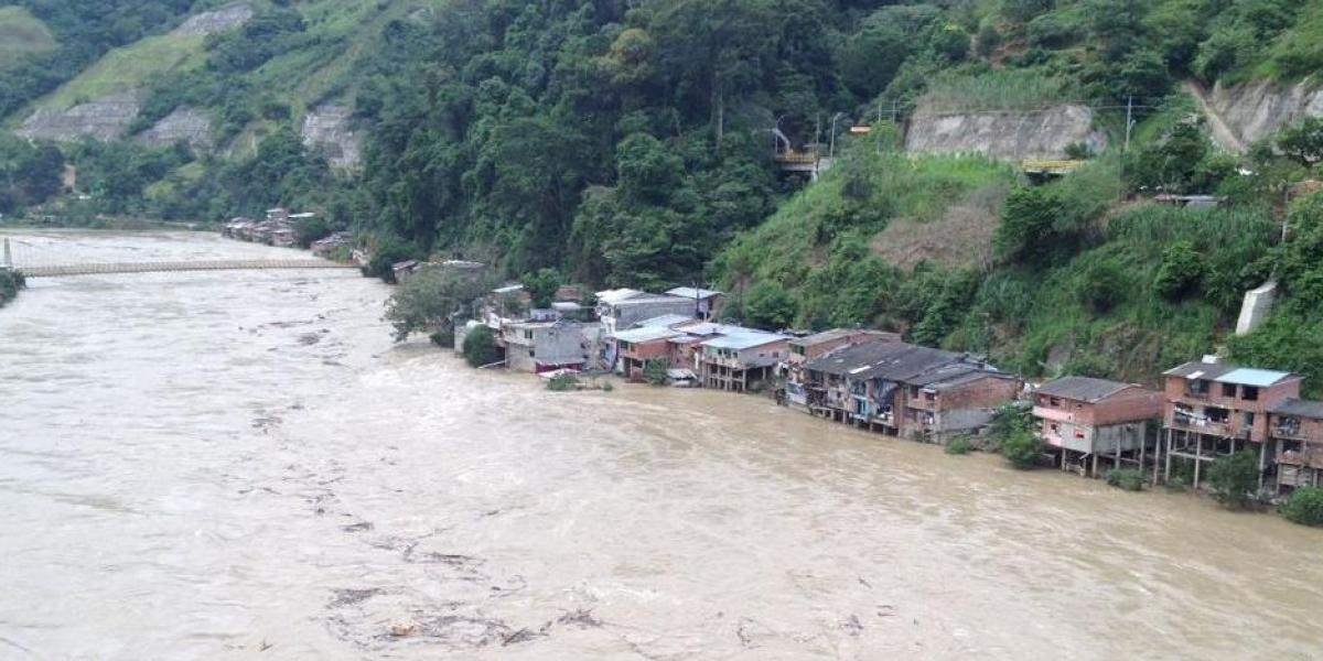 Imagen de una de las poblaciones cercana a Hidroituango, sobre la ribera del río Cauca.