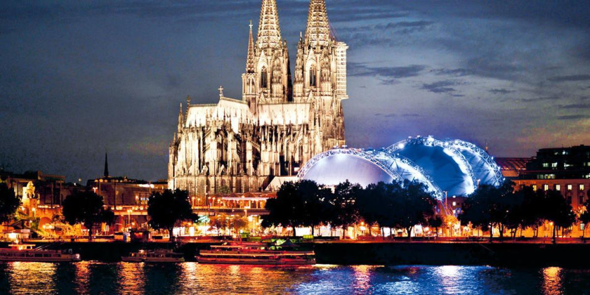 Vista nocturna de la catedral de Colonia.