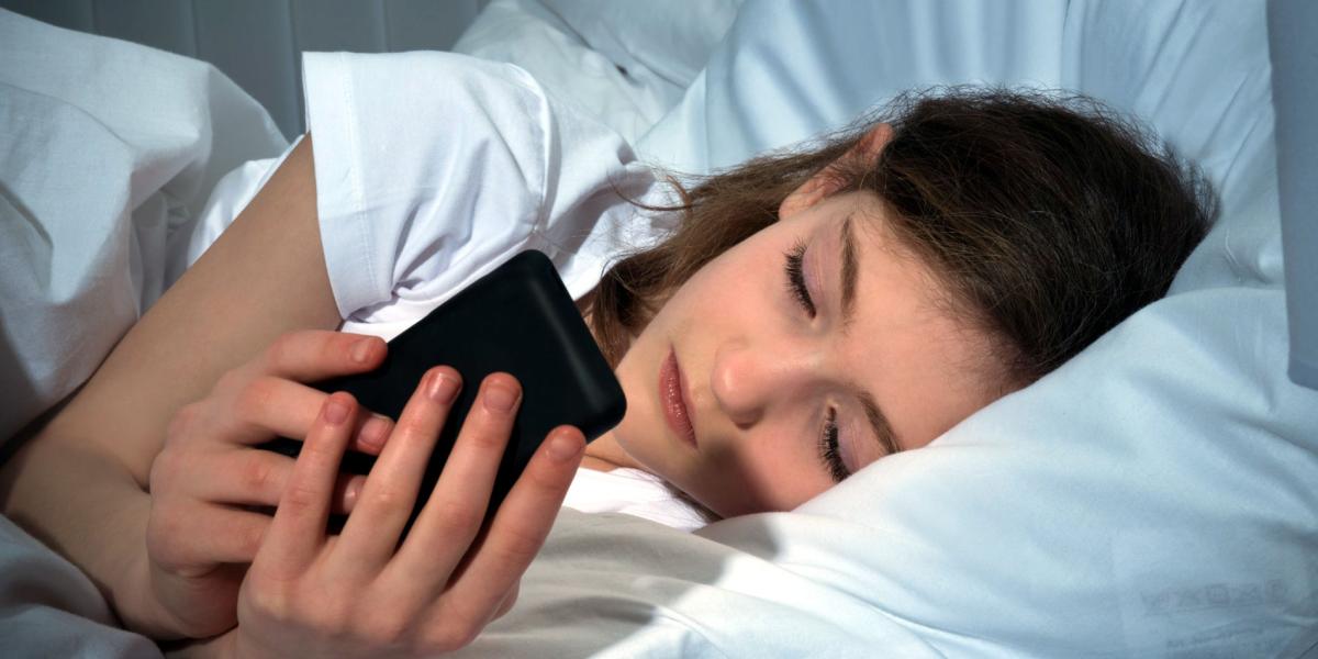 Según los expertos, no es recomendable que los niños se duerman usando tecnología porque puede causar insomnio.