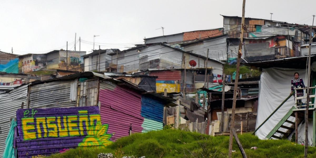 En Ciudad Bolívar, donde en total viven unas 700.000 personas, late otro rechazo: la paz no alivió a los miles que la violencia expulsó y que ahora viven en cinturones urbanos de miseria.