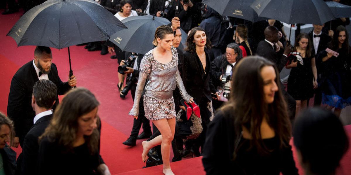 Sin zapatos. Así terminó Kristen Stewart la última fase de su llegada al festival de cine de Cannes, en Francia.