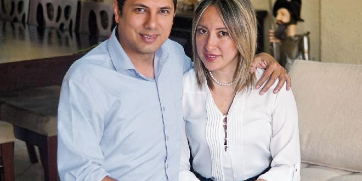 Fernando Balda con su esposa, Vanesa Castelo, quien dio a luz en Bogotá a su hija menor, que también fue deportada no obstante ser colombiana.