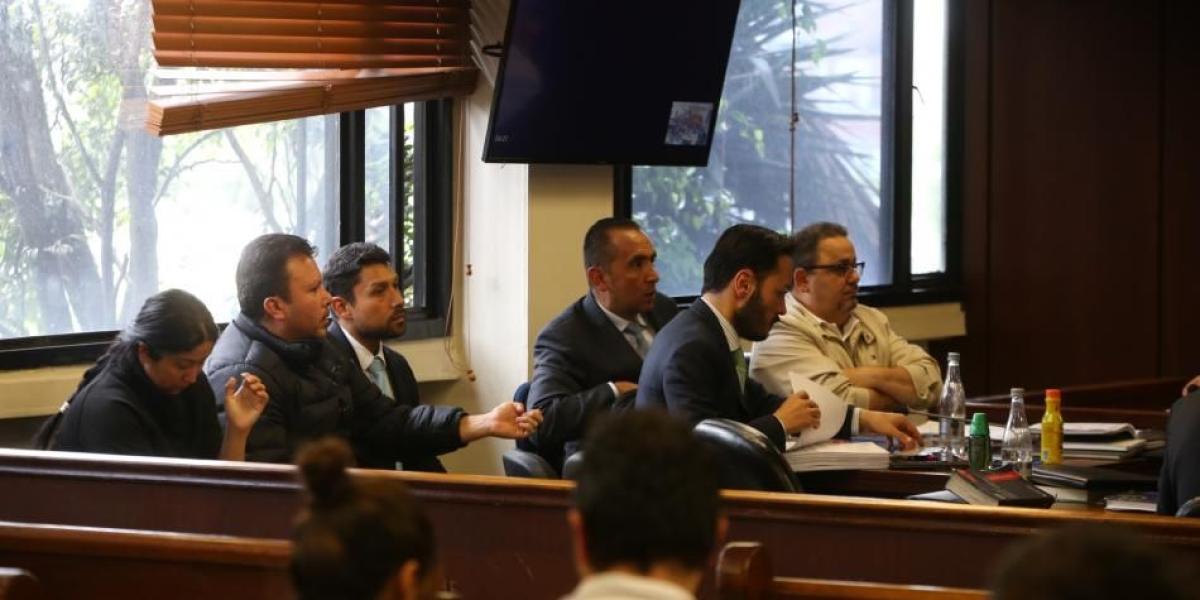 El abogado Juan Carlos Restrepo (de blanco en el extremo derecho) tiene casa por cárcel.