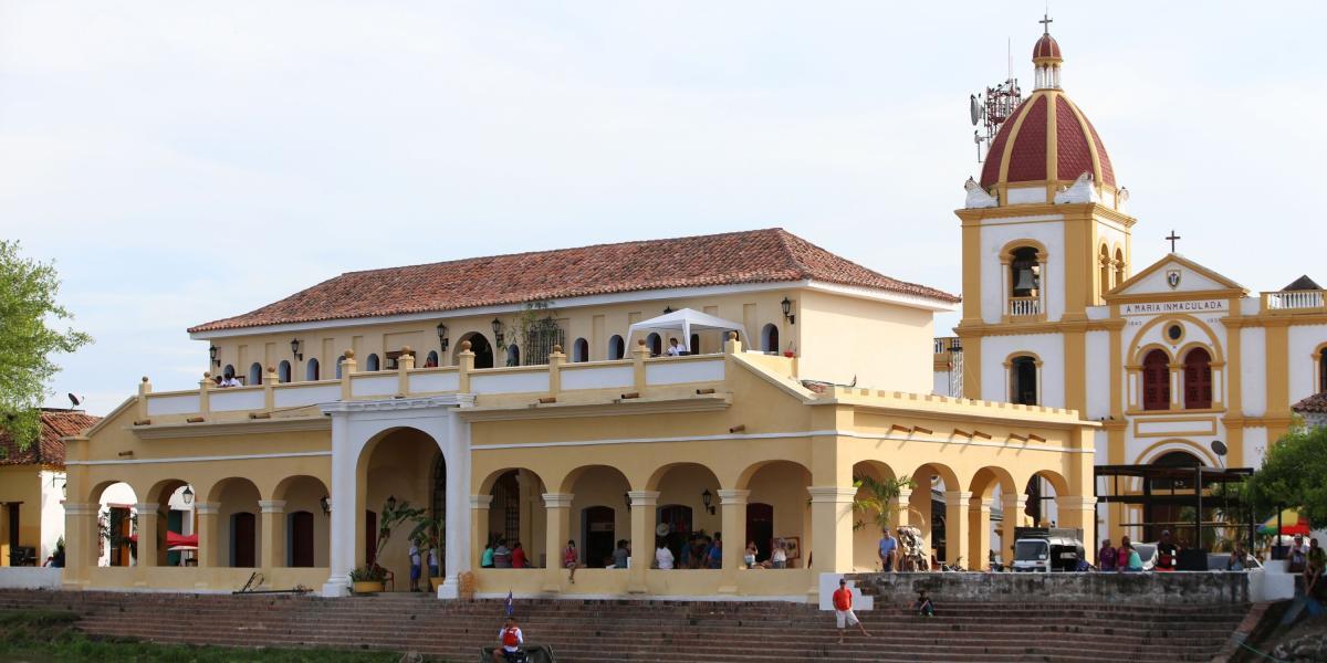 Vista de la Iglesia de la Inmaculada Concepción y la Plaza de Mercado, edificios emblemáticos de Mompox, Bolívar.