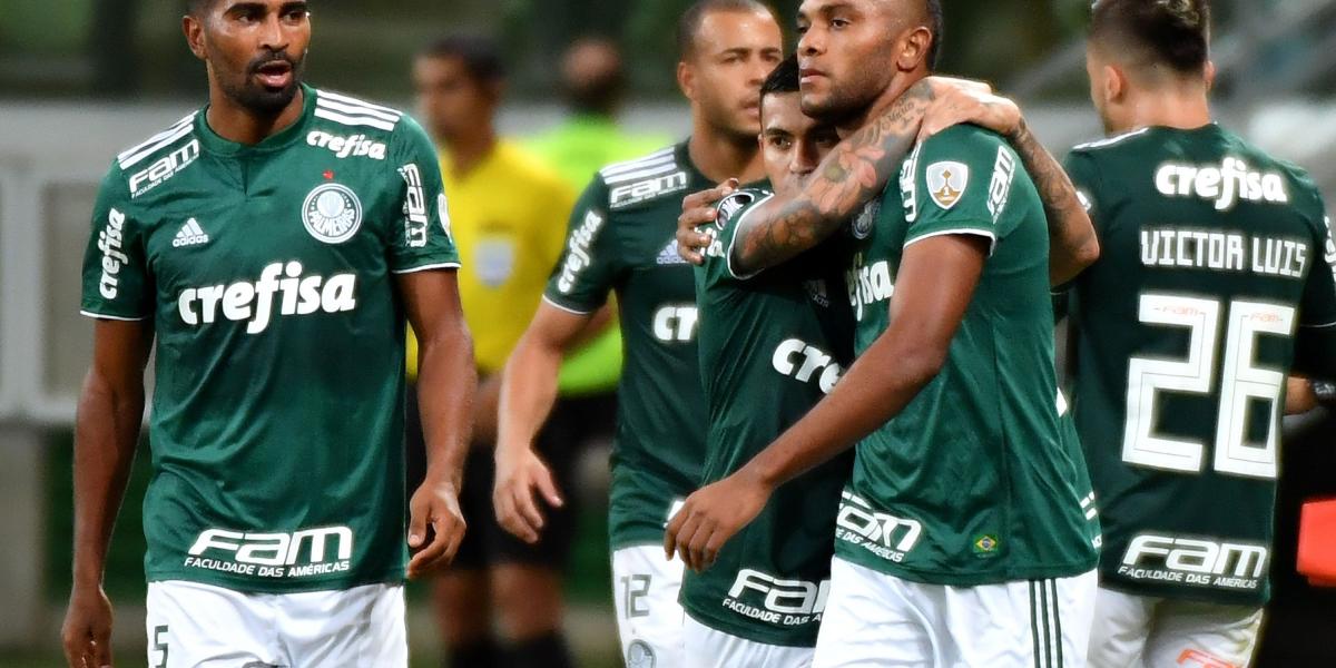 El colombiano Miguel Ángel Borja (der.) marcó tres goles en el triunfo de Palmeiras sobre Junior, que ahora irá a la Copa Suramericana.