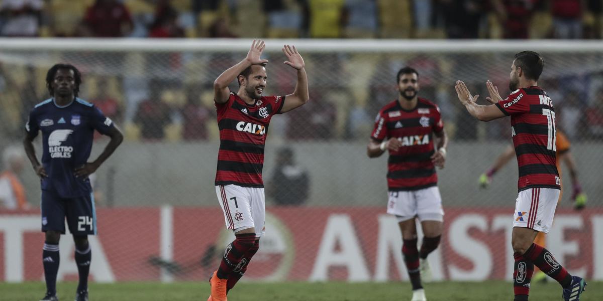 Éverton Ribeiro, autor del gol de Flamengo, celebra con Diego. Los brasileños están en octavos de final de la Copa Libertadores.