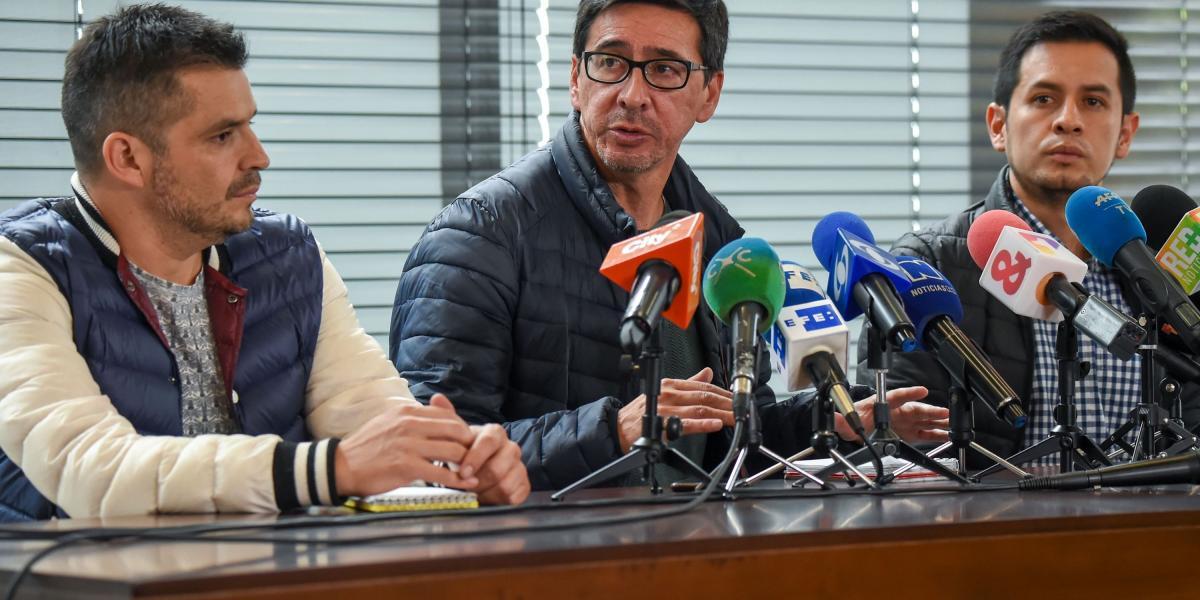Raul Borja, Ricardo Rivas y Cristian Segarra, familiares de los periodistas de El Comercio.