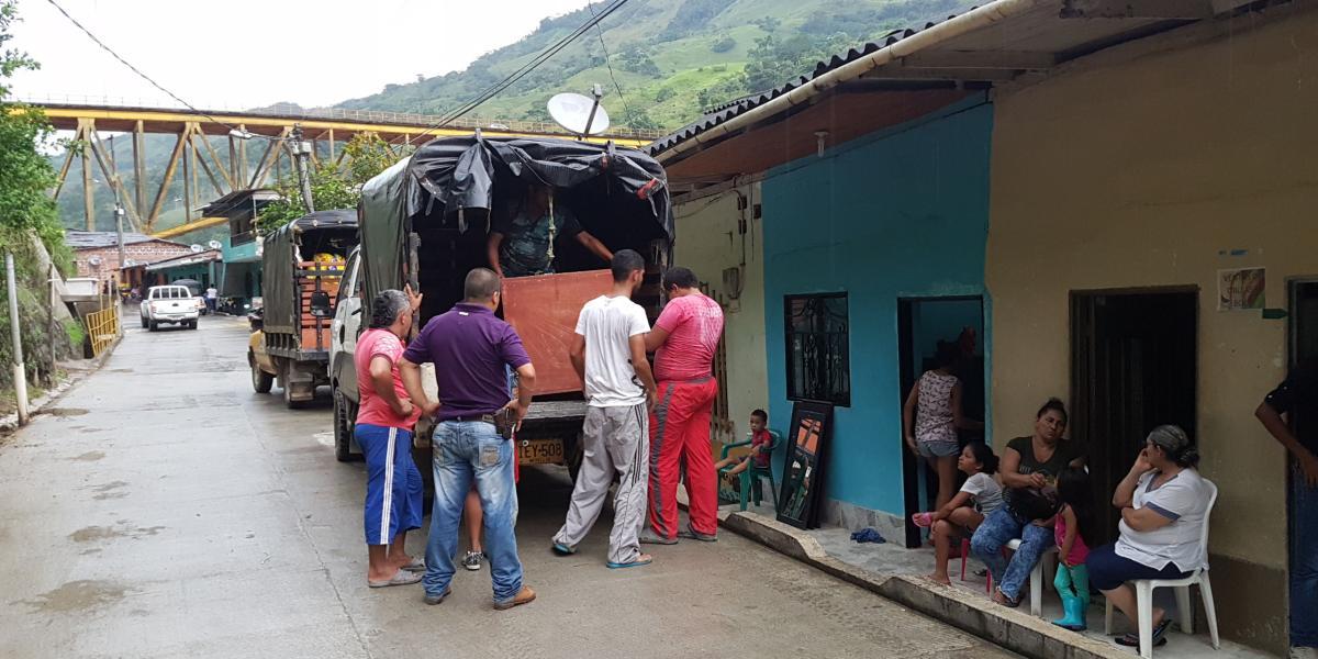 Comunidades ribereñas evacuaron este miércoles en Puerto Valdivia, corregimiento del municipio de Valdivia (Antioquia).