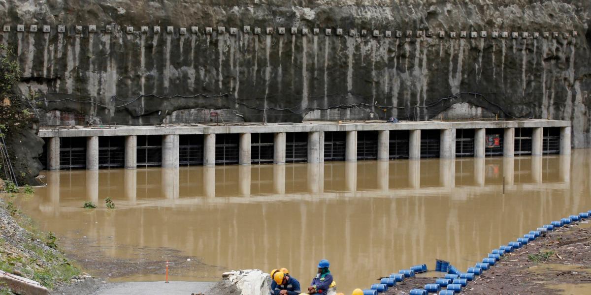 Jueves 10 de mayo: EPM desvía el agua, por 4 de los 8 túneles a la casa de máquinas de la central de Hidroituango. Desde la noche de este jueves 10 de mayo las aguas del río Cauca comenzaron a fluir por la casa de máquinas de la central Hidroituango tal y como lo habían previsto las directivas del proyecto. EPM informó que el agua sale de manera gradual al río Cauca, que este viernes 11 de mayo recupera paulatinamente sus niveles
