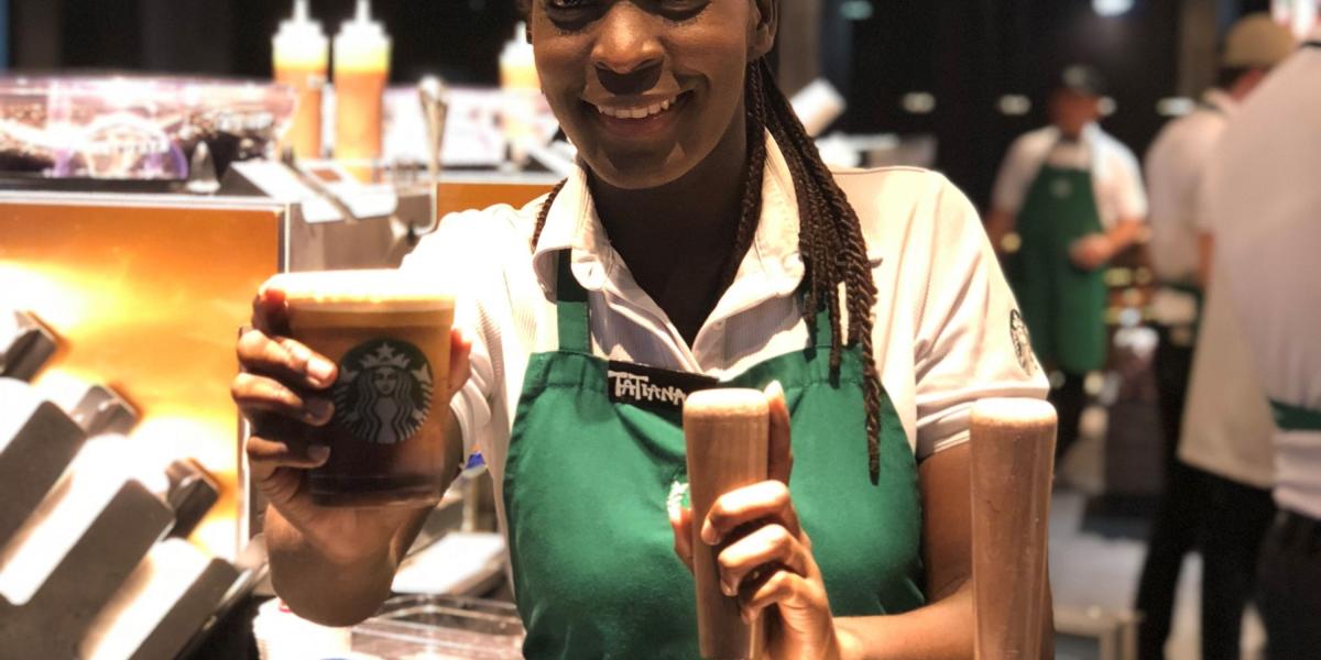 Los operadores de Starbucks dicen que buscan que sus tiendas sean en tercer espacio de sus clientes, después de la cada y el trabajo.