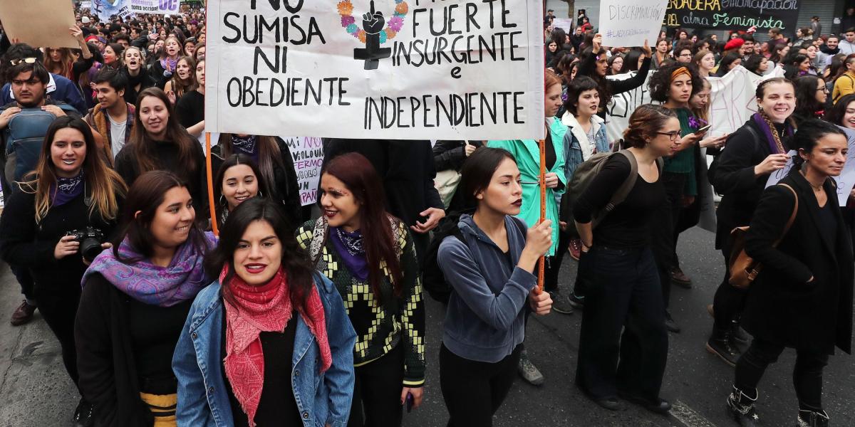 Cientos de mujeres salieron a las calles de Santiago para exigir un cambio en la conservadora sociedad chilena.